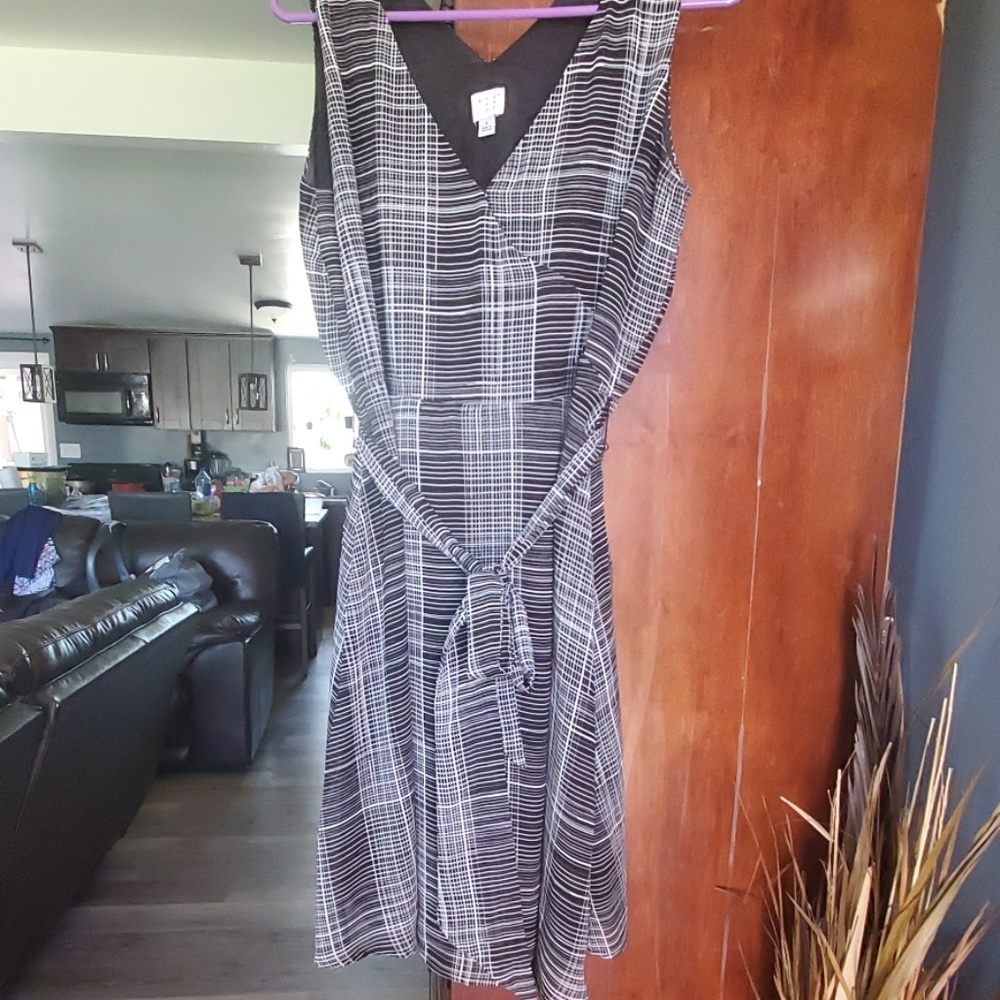 Dress - Picture 3 of 3
